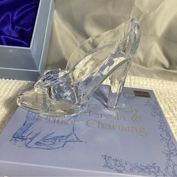 SPECTRUM Disney Cinderella Glass Slipper Makeup Brush Holder with 7pc Brush Set - Picture 9 of 12